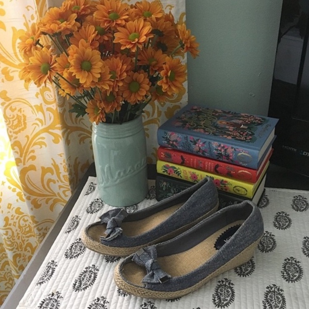 N.Y.L.A Chambray Bow Wedges, Size 6.5